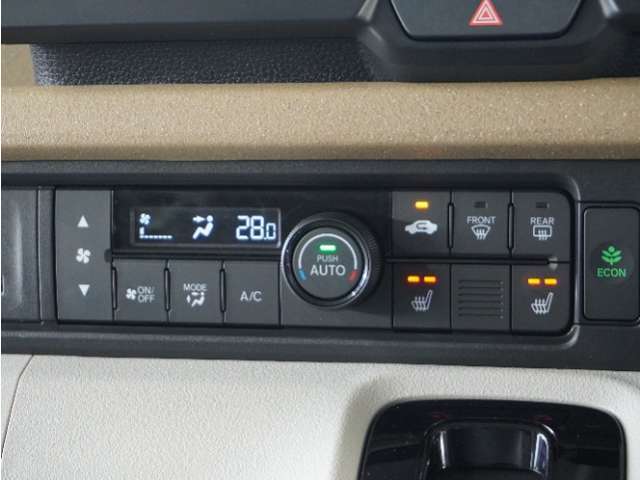 ◆オートエアコン装備◆　お好みの温度を設定をするだけで、後は、自動で風量を調節してくれます！快適にドライブが楽しめます。
