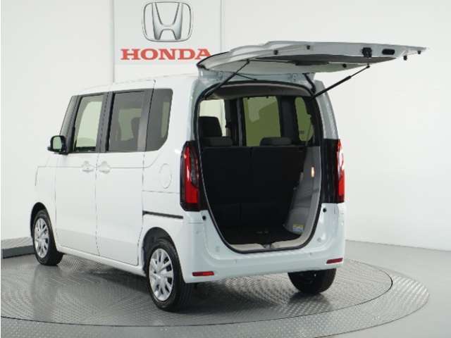 フル乗車でもしっかり荷物を収納出来るラゲッジスペースです。普段の買い物でしたらしっかり積める十分な荷室スペースを確保しています。