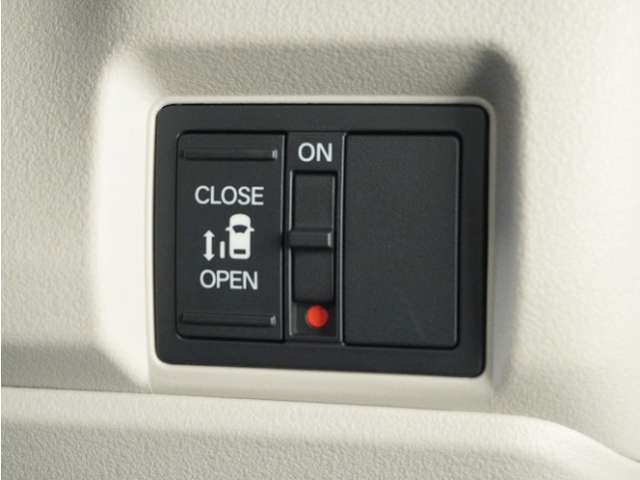 ◆電動スライドドア◆狭い駐車場でも乗り降りが楽々♪お子様が隣の車にドアを当ててしまう心配もございません！小さなお子様連れの方もこれで安心。