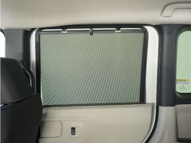 リアドアには【スクリーンサンシェード】が装備されています。日差しを和らげ、プライバシーの保護にも役立ちます。後部座席にお子様を乗車させるときも、ゆっくりお昼寝できます♪