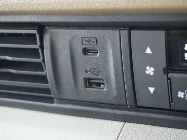 スマートフォンの充電等にも便利なUSB電源ソケット等も使いやすい場所に装備されています。