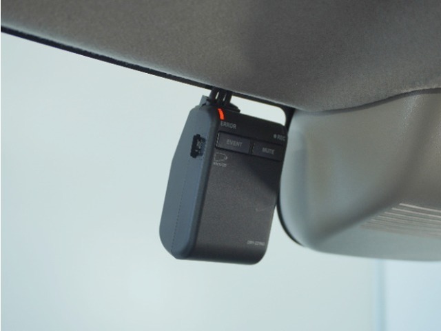 ◆ドライブレコーダー◆映像・音声などを記録する自動車用の装置です。　もしもの事故の際の記録はもちろん、旅行の際の思い出としてドライブの映像を楽しむことができます。