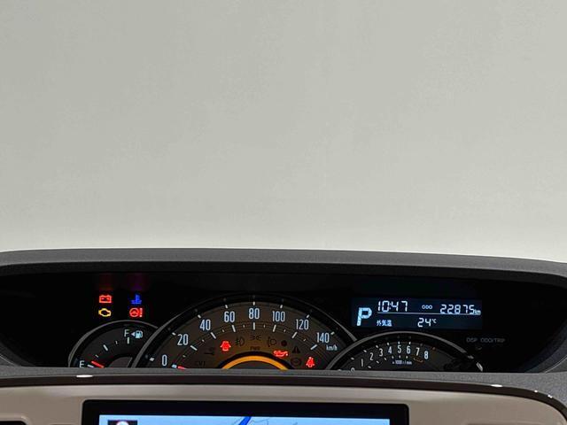 メーターの色でエコ効果を教えてくれるエコドライブアシスト照明付き自発光式3眼センターメーター搭載！