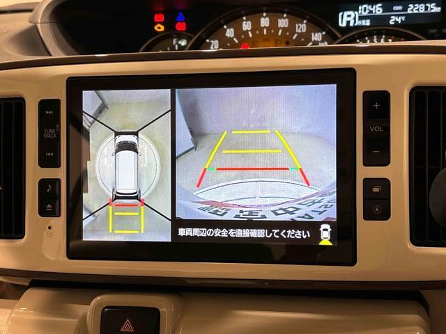 4つのカメラがしっかりサポート。駐車場や狭い路地などでも障害物が確認しやすく、真上からの目線でクルマの周囲が確認できて安心♪