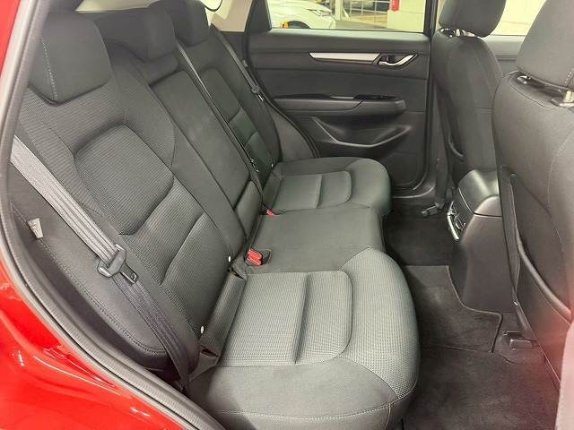 後部座席も気になるようなキズ・汚れやへたり等、大きなダメージはなく、良好な状態です。