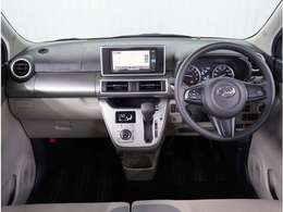 【インパネ周り】視界がよく運転しやすい設計となっております。インパネ周りもすっきりと洗練されたデザインで高級感が溢れています。日々のドライブを飽きさせません。