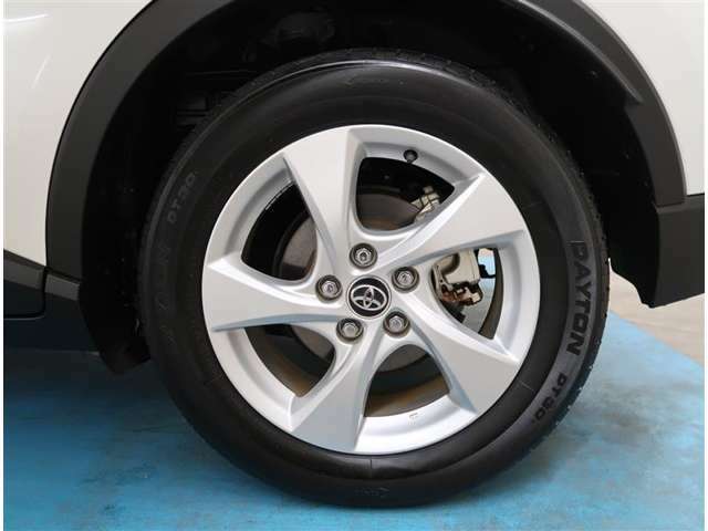 【タイヤ・ホイール】タイヤサイズ215/60R17の純正アルミホイールです。タイヤ溝は約5mmになります。