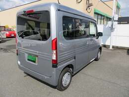 「L」ですので、ボディ同色リヤライセンスガーニッシュ＆ナビ装着用スペシャルパッケージでバックカメラ/ステアリングオーディオリモコン！リヤ5面プライバシーガラス！リヤパーキングセンサー！届出済未使用車！