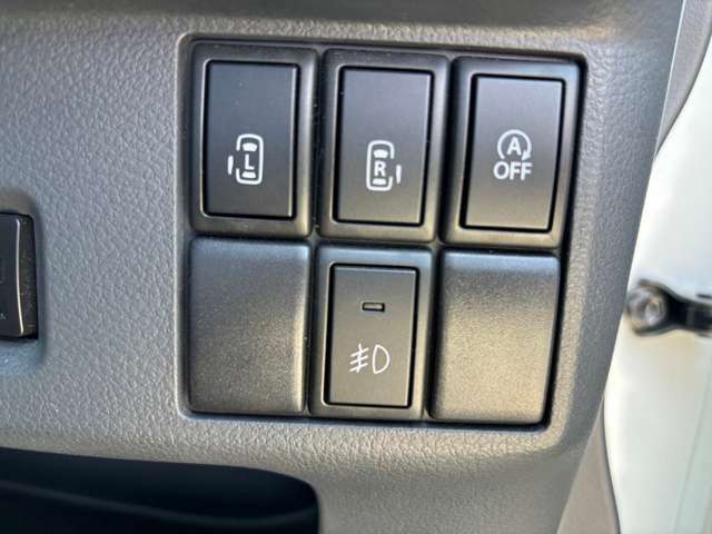 【パワースライドドア】後席両側のドアはガチャっと引くと自動で開きます！運転席には電動ドアのスイッチがあります！運転席から、スイッチを押すだけでドアの開閉も出来ます！