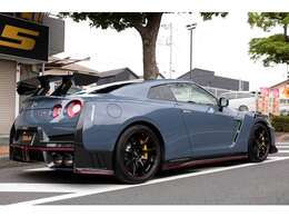 外装仕上げのオプションとして、ガラスコーティングをご用意しております。納車後は水洗いだけでお車が綺麗になります。