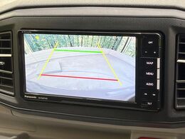 【バックカメラ】駐車時に後方がリアルタイム映像で確認できます。大型商業施設や立体駐車場での駐車時や、夜間のバック時に大活躍！運転スキルに関わらず、今や必須となった装備のひとつです！