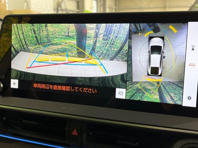 【パノラミックビューモニター】専用のカメラにより、上から見下ろしたような視点で360度クルマの周囲を確認することができます☆死角部分も確認しやすく、狭い場所での切り返しや駐車もスムーズに行えます。