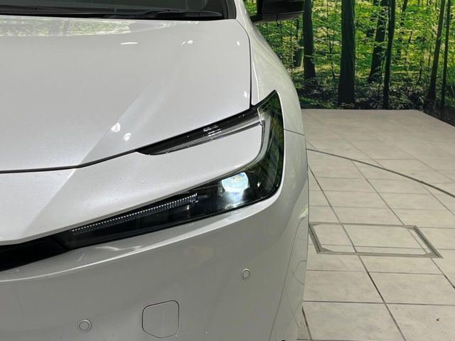 【LEDヘッドライト】悪天候や夜間走行時も良好な視界を確保し安心して運転できる高輝度LEDヘッドライトを装備！点灯速度が早く、消費電力も抑えられています。