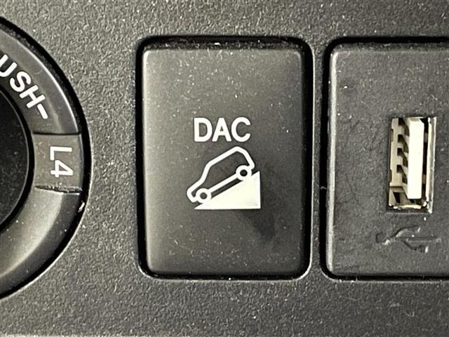 【　ダウンヒルアシストコントロール　】急な下り坂や雪道で、タイヤをロックさせることなく、前進時・後退時とも車速を約5km/hに保つことで、安心してステアリング操作に集中できるよう支援します。