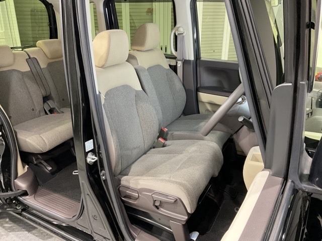 乗降がしやすい運転席。高さが調節できて小柄な女性でもベストポジションをとることができます。