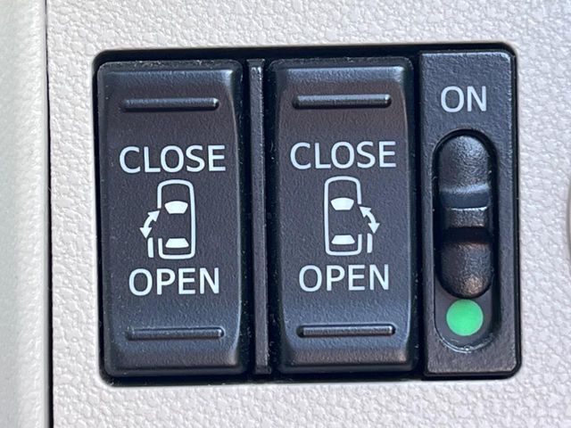 【両側パワースライドドア】スマートキーや運転席のスイッチで後席両側スライドドアの開閉が可能♪電動だから力を入れてドアを開ける必要が無く、小さなお子様でも簡単に開け閉めでき快適です♪