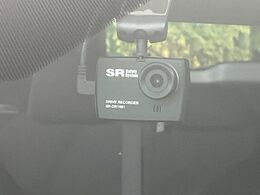 【ドライブレコーダー】安心・安全なカーライフに必須のドライブレコーダーを装備！走行中はもちろん、あおり運転や事故に遭遇した際の状況も映像で記録し、万一のリスクに備えます。