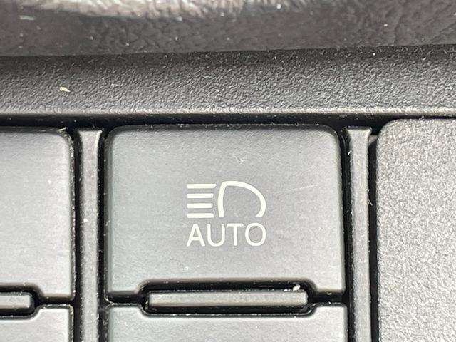 ◆【オートマチックハイビーム（AHB）】フロントウインドウガラス上部に設置された前方カメラにより、前方車両のランプや街路灯などの明るさを判定し、自動的にハイビームとロービームを切り換えてくれます！