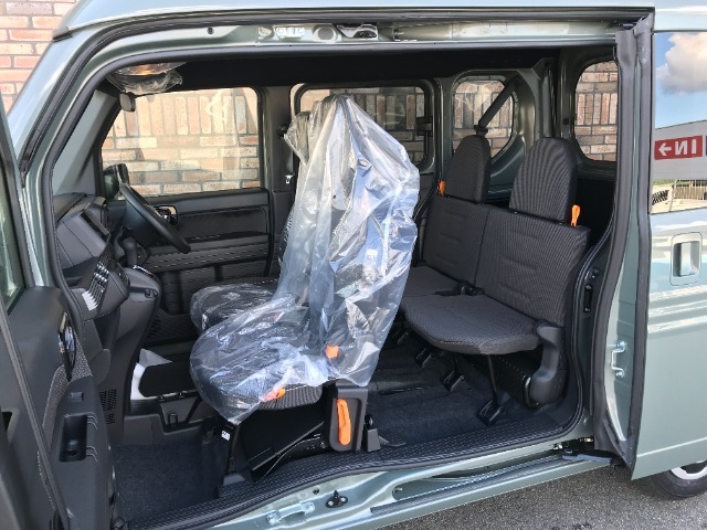 助手席側はピラーレス仕様の大開口で、荷物の積み降ろしをスムーズに行えます。
