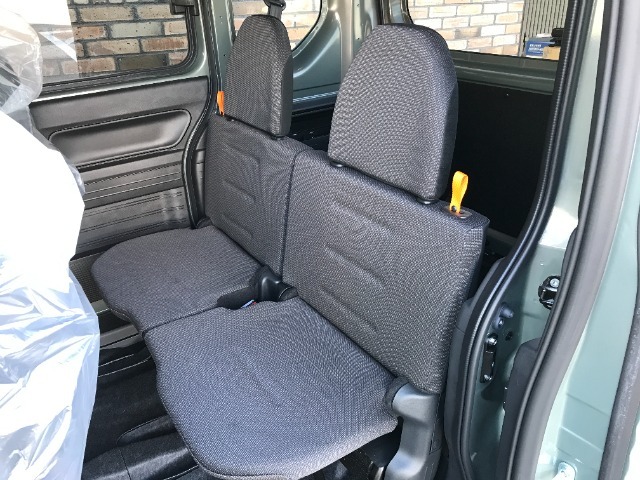 後席も左右分割で収納でき、段差のないフラットなスペースになります。