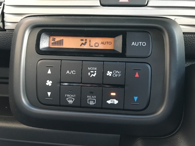 オートエアコン装着車で車内はいつも快適です！