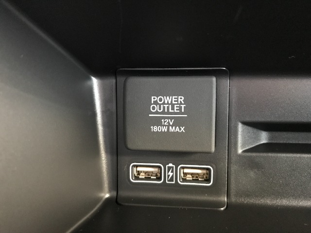 急速充電対応のUSBジャックがついています。スマートフォンやタブレット、携帯ゲーム機などが充電できます。