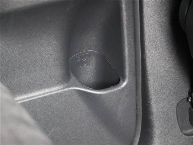 ドリンクフォルダは後部座席にも装備しております！