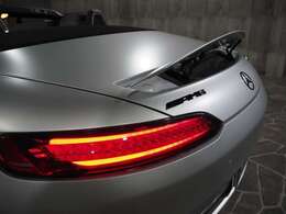 『純正アクティブリヤウィング』車後部にダウンフォース（下向きの力）を発生させ車体を地面に押し付ける効果があります。必須アイテムです。