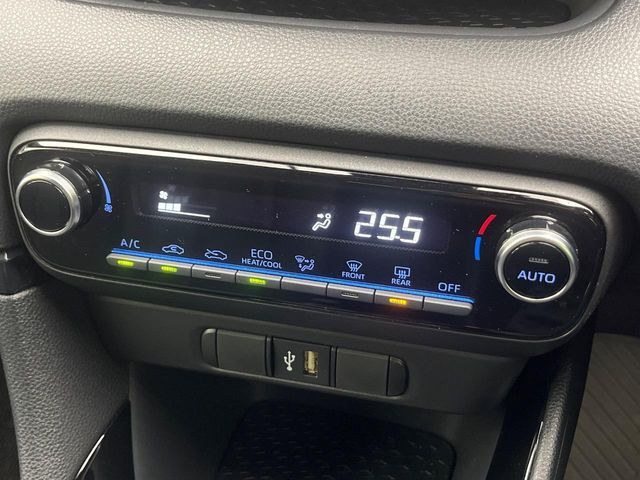 【オートエアコン】一度お好みの温度に設定すれば、車内の温度を検知し風量や温度を自動で調整。暑い…寒い…と何度もスイッチ操作をする必要はありません。快適な車内空間には必須の機能ですね♪