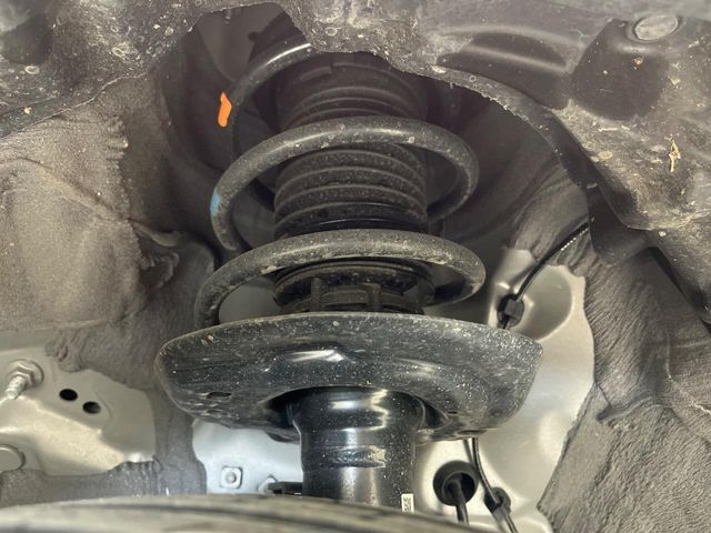 お車を安心してお乗りいただく為には、足回りの定期点検が欠かせません。サービスサポート（有償保証）では無料点検もご提供しており、安心のカーライフをお過ごしいただけるサポート体制が整っています。