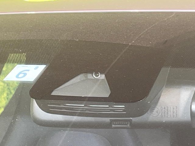 【トヨタセーフティセンス】走行中に前方の車両等を認識し、衝突しそうな時は警報とブレーキで衝突回避と被害軽減をアシスト。より安全にドライブをお楽しみいただけます。