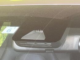 【トヨタセーフティセンス】走行中に前方の車両等を認識し、衝突しそうな時は警報とブレーキで衝突回避と被害軽減をアシスト。より安全にドライブをお楽しみいただけます。