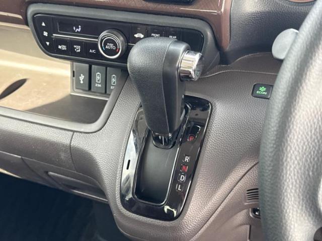 WECARSの展示場では実際に見て、触ってお車をお選びいただけます！知識の豊富な営業スタッフが様々なカーライフをご提案いたします！