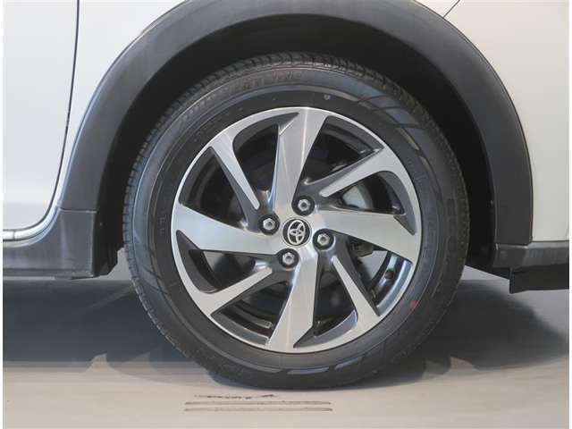 純正のアルミホイール装着車です。タイヤサイズは185/60R16です。