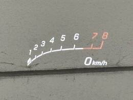 【ヘッドアップディスプレイ（HUD）】を装備しております。スピードメーターやクルーズコントロールなどの作動状況が視線をなるべく落とさずに確認できます。