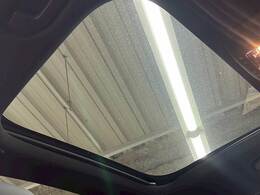 【レーダークルーズコントロール】装備車両です。レーダーやカメラを使って前を走るクルマの状況を検知して速度を調整してくれます。遠距離ドライブの高速道路などでは大活躍で疲労軽減に役立ちます。