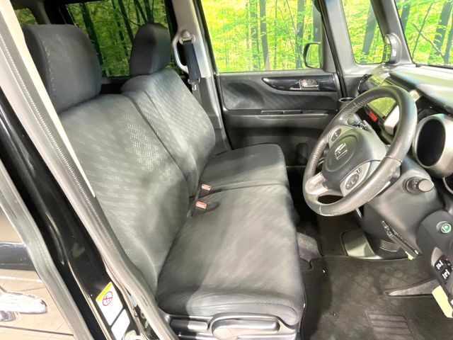 運転席まわりには十分なスペースがあり、大柄な方でもゆったり運転していただける環境です。