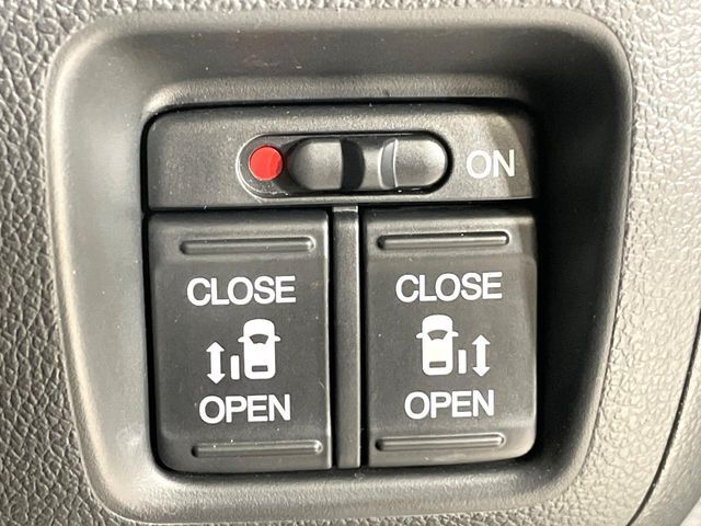 【両側パワースライドドア】スマートキーや運転席のスイッチで後席両側スライドドアの開閉が可能♪電動だから力を入れてドアを開ける必要が無く、小さなお子様でも簡単に開け閉めでき快適です♪