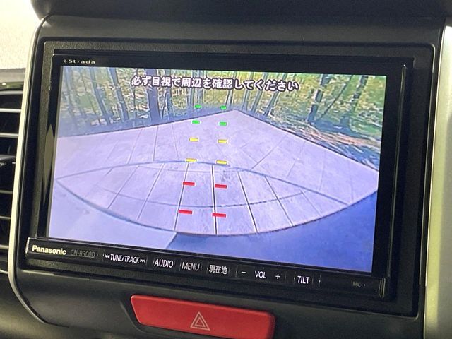 【バックカメラ】駐車時に後方がリアルタイム映像で確認できます。大型商業施設や立体駐車場での駐車時や、夜間のバック時に大活躍！運転スキルに関わらず、今や必須となった装備のひとつです！
