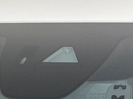 【i-ACTIVESENSE】走行中に前方の車両等を認識し、衝突しそうな時は警報とブレーキで衝突回避と被害軽減をアシスト。より安全にドライブをお楽しみいただけます。