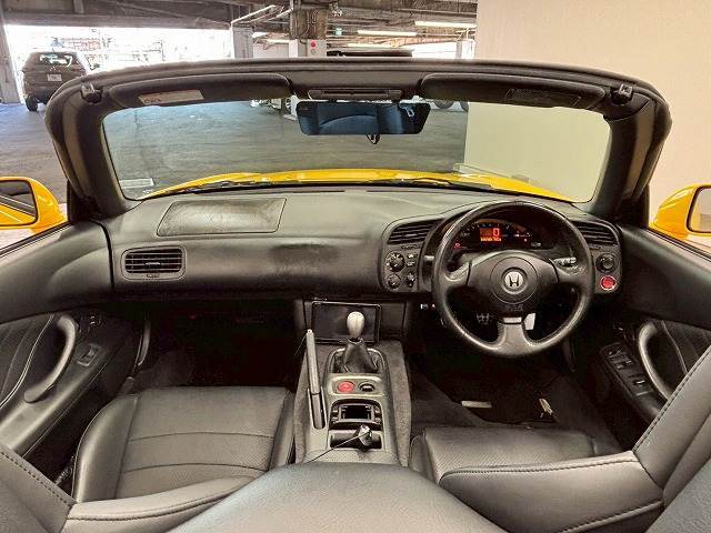見通しの良いコックピットは普段のドライブに最適。運転しやすいお車となります。