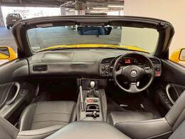 見通しの良いコックピットは普段のドライブに最適。運転しやすいお車となります。