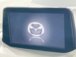 【マツダコネクトナビ】車内の雰囲気にマッチした一体型タイプのナビ。各種車輌設定やBluetooth再生等、様々な機能が楽しめます。直感的なダイヤル操作が可能で、使い勝手も良好です。