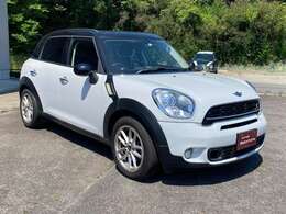 遊び心も実用性も備えたミニクロスオーバー　全国納車OKです　軽自動車買うなら丈夫なボディーなミニ乗りましょう！