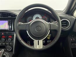 【ステアリング】軽い力で扱いやすいハンドルです。目立つ傷やスレなどなく綺麗な状態です！除菌プランいれていただくとさらに快適に！清潔なお車はお子様にも安心ですね！