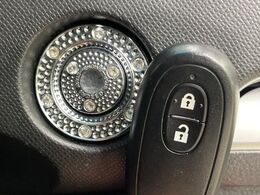 【キーレススタートシステム】カバンやポケットに入れたままでもドアの施錠・解錠が可能なスマートキーを装備。エンジンのオン・オフ時もカギを取り出す必要が無いからとっても便利です♪
