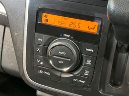 【オートエアコン】一度お好みの温度に設定すれば、車内の温度を検知し風量や温度を自動で調整。暑い…寒い…と何度もスイッチ操作をする必要はありません。快適な車内空間には必須の機能ですね♪