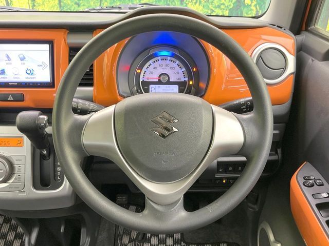 インテリアに合わせたデザインのステアリングは、運転される方のことも考え、運転しやすい形状、大きさです。是非一度、実際に触ってお確かめください。