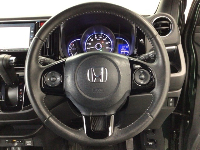 運転にかかわる様々な操作を安全に行えるように視点移動が少なく操作性に配慮されたスイッチ類が凝縮されたコクピットです。