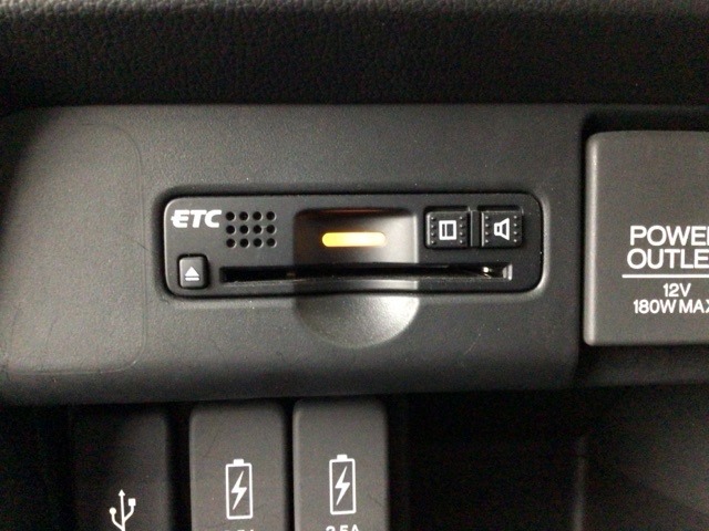 【ETC車載器】もはや必須アイテムのETCを搭載！高速道路のご利用時にとても便利！わずらわしい料金所での現金支払いが不要となりスムーズに通過できます♪